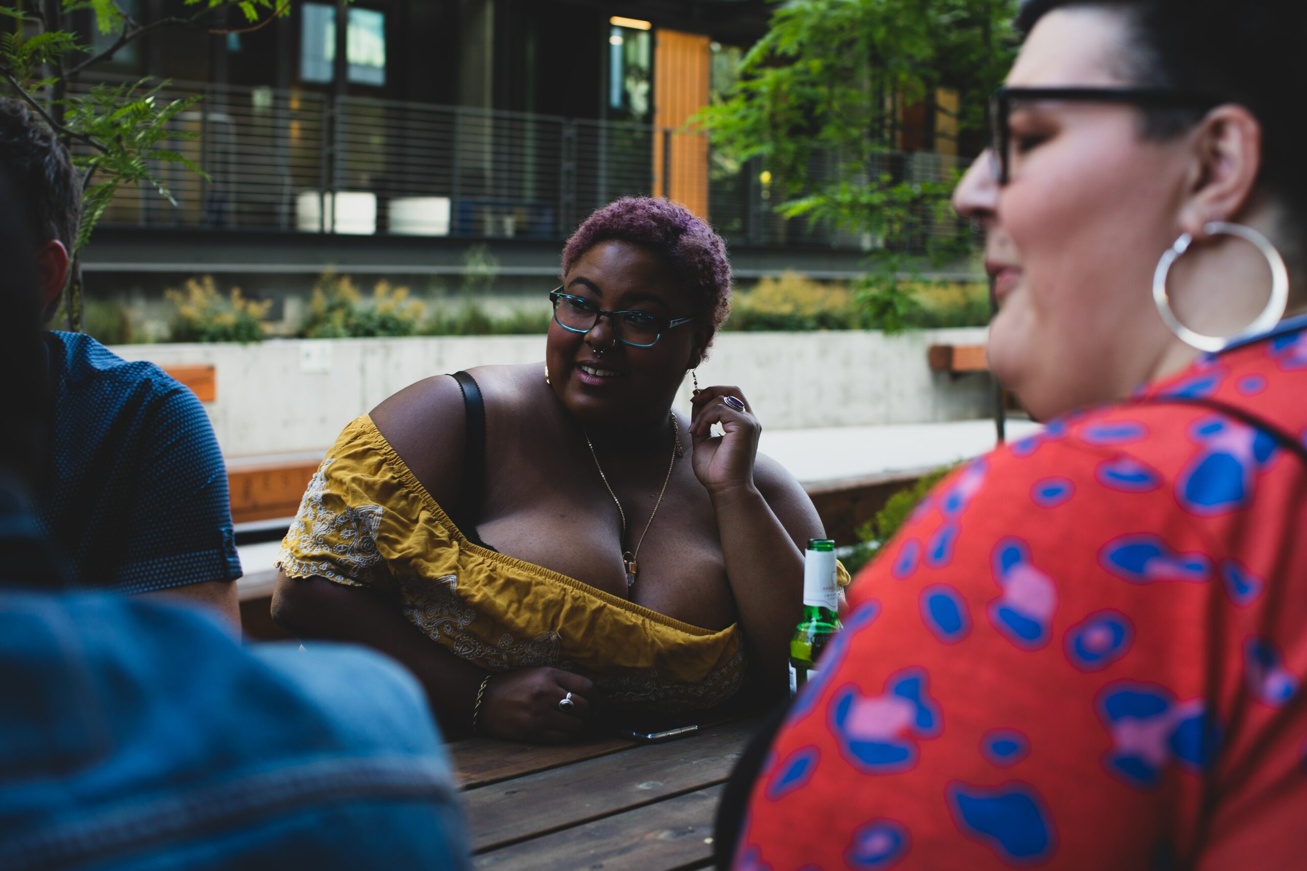 Mulher negra gorda conversa feliz com amigas